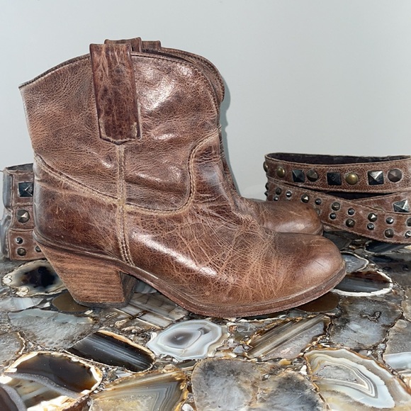 Distressed Brown Corral Short Boots - Picture 5 of 9